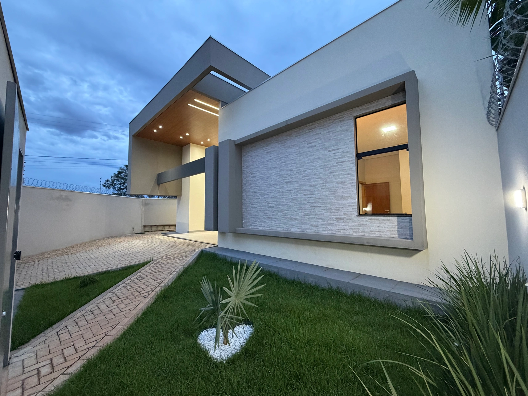 Casa com 3 Quartos na 1404 Sul